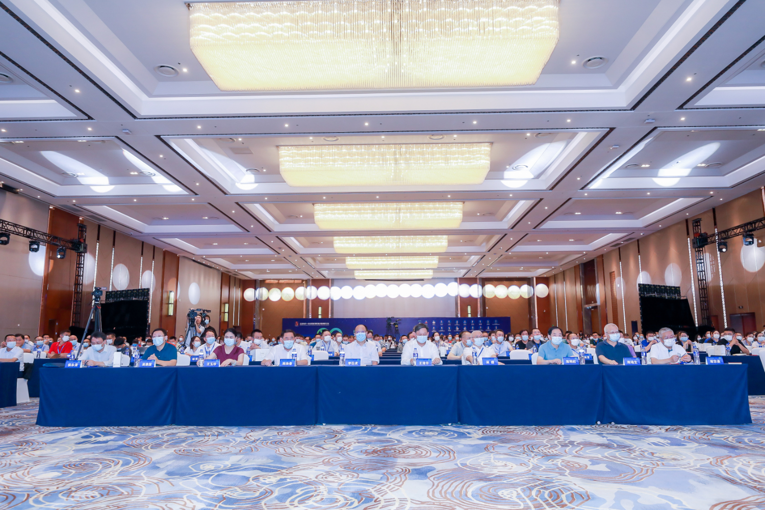 “千湖峰会生猪母仔一体化精准饲养技术高峰研讨会”在汉举行
