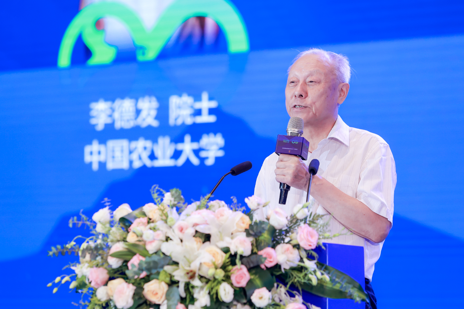 “千湖峰会生猪母仔一体化精准饲养技术高峰研讨会”在汉举行