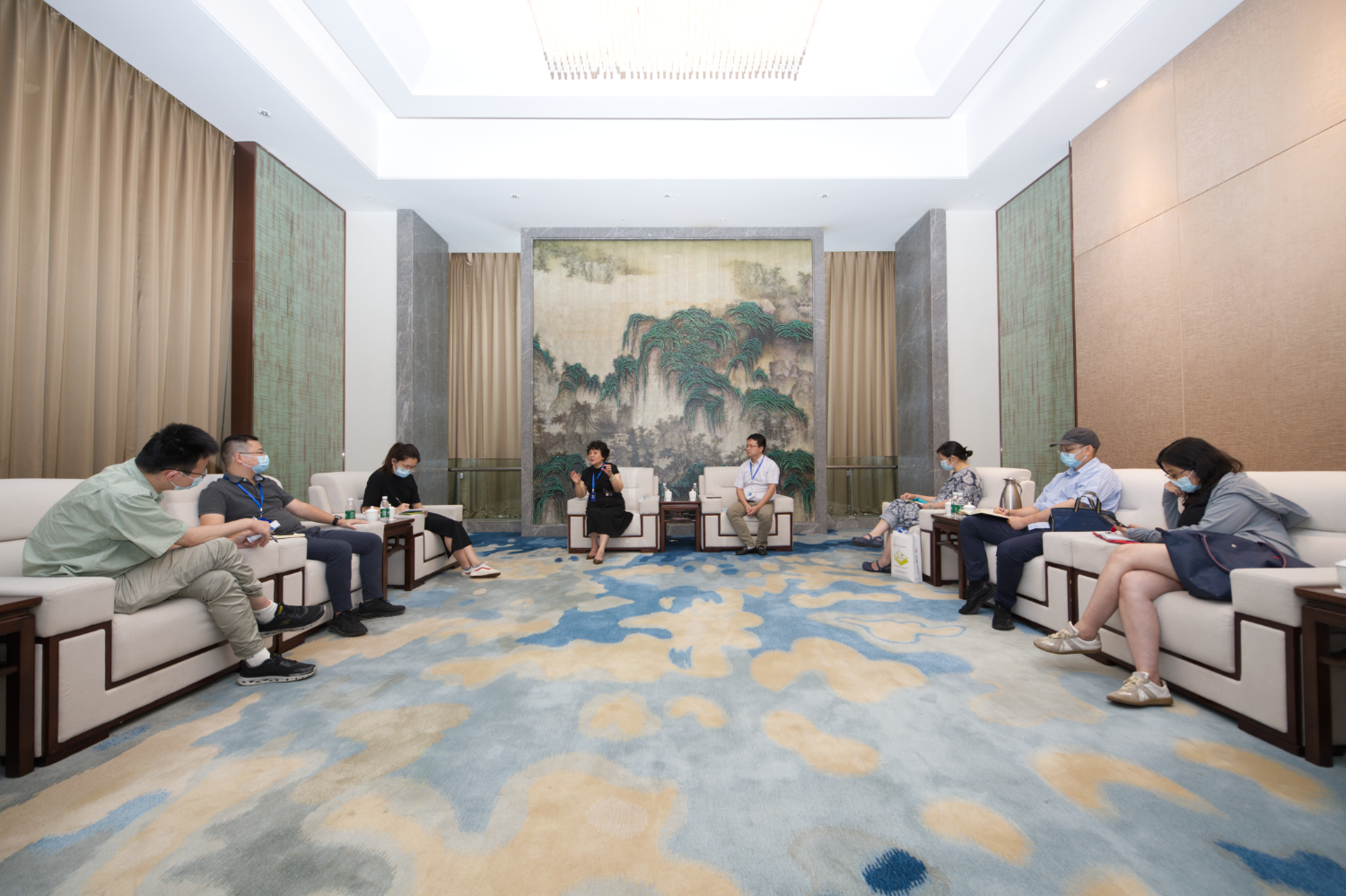 “千湖峰会生猪母仔一体化精准饲养技术高峰研讨会”在汉举行