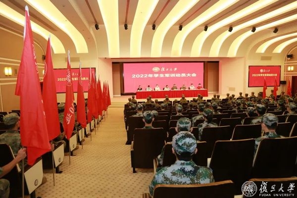 军训总动员！汗水为墨，橄榄绿为笔，站军姿啦！那是青春最美的模样