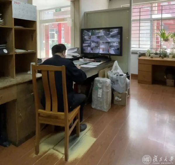 他退休了，留下守护学院17年的故事