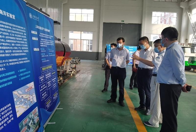 上海市经信委总工程师张宏韬一行调研上海长兴海洋实验室