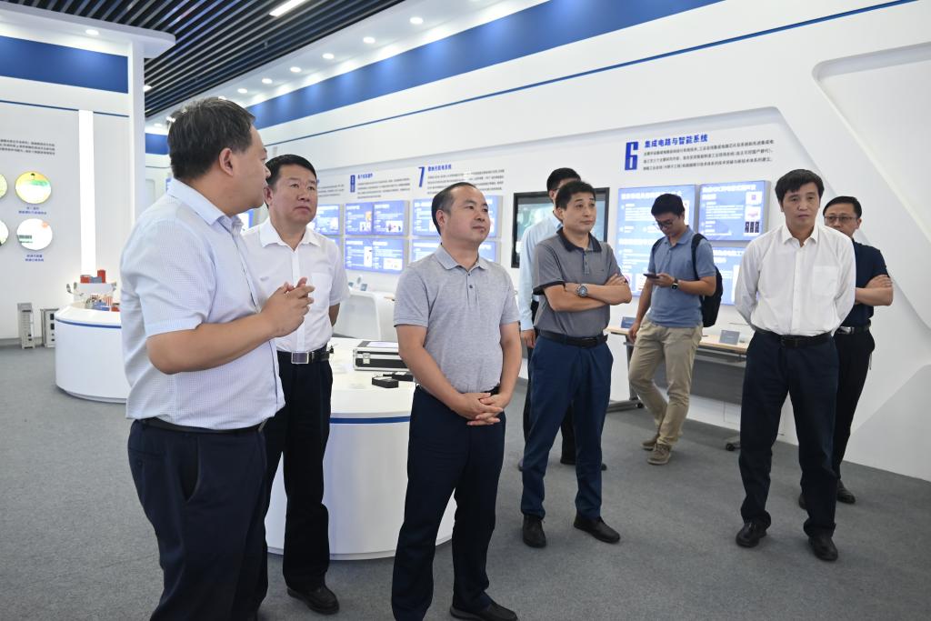 国防科工局总工程师潘爱华一行来校调研