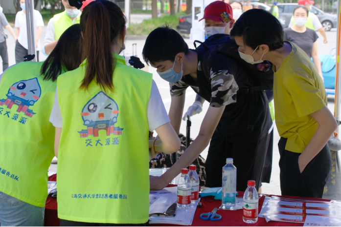 迎新进行时丨4380人次志愿者服务2022级本科新生报到