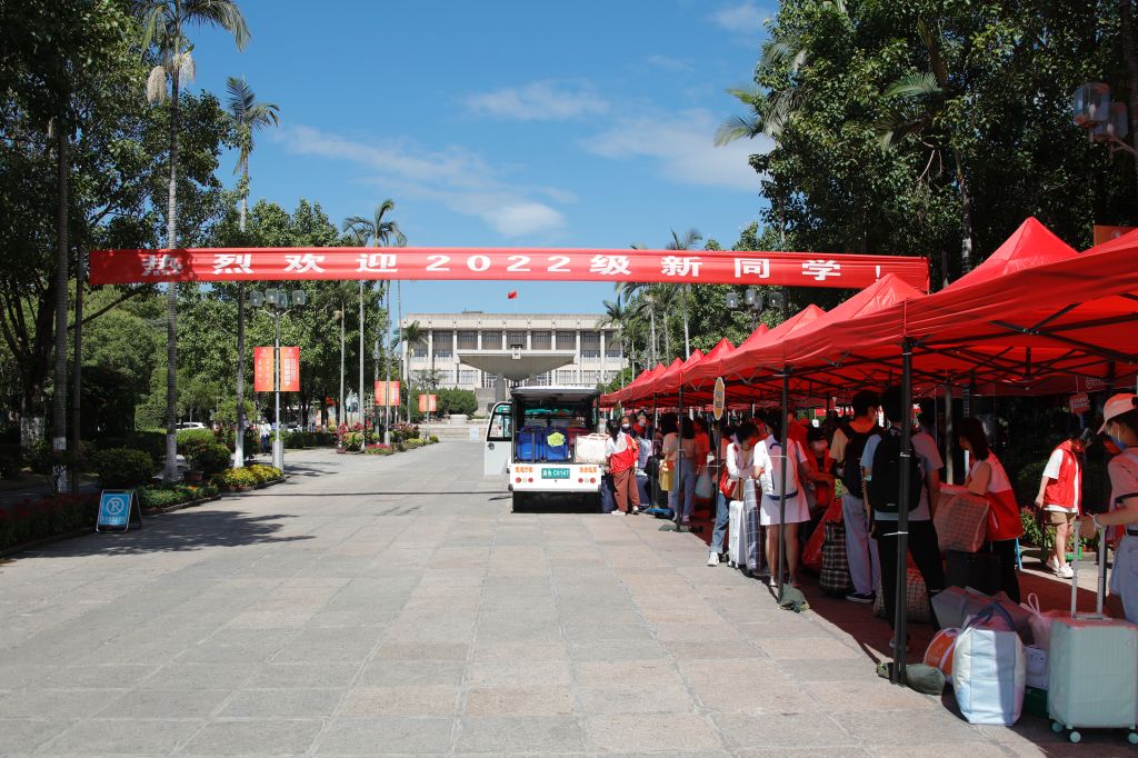 启程追梦——2022级新生报到侧记