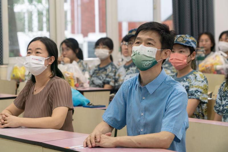 媒体与传播学院举行2022年本科生军训中期慰问会