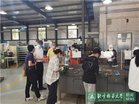 校领导带队检查实验室安全