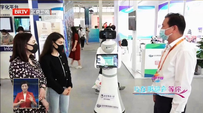 新华社等媒体报道我校大学生创新创业项目5G智能交互导览机器人