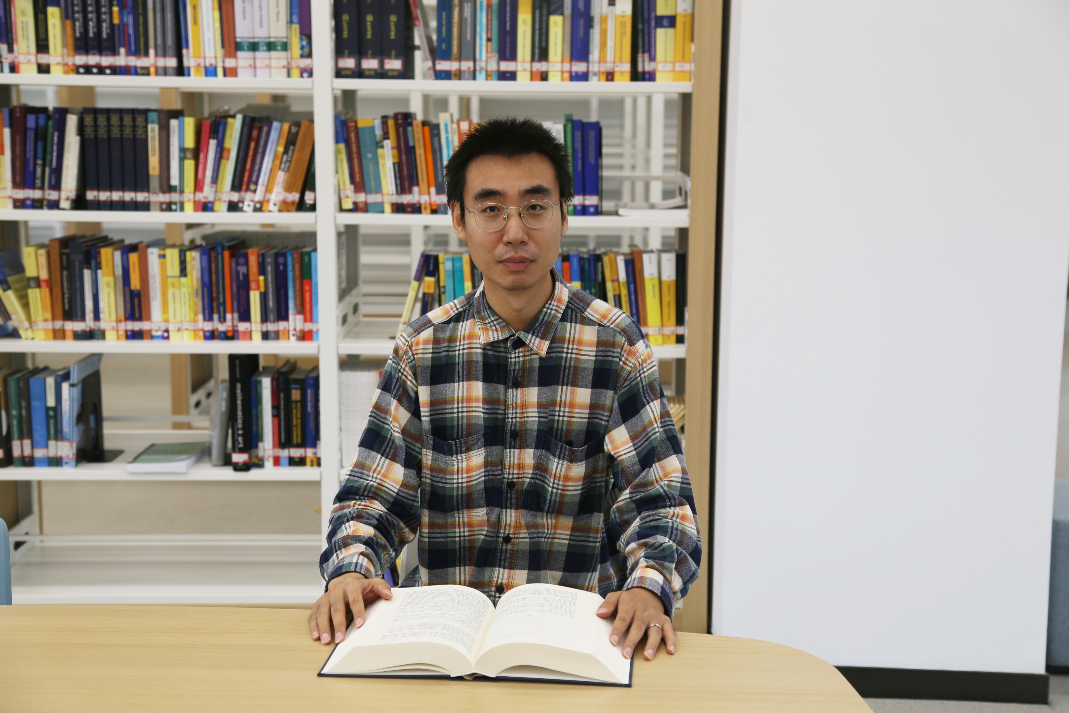 上海数学中心王国祯教授与合作者的论文在国际顶尖数学期刊InventionesMathematicae在线发表