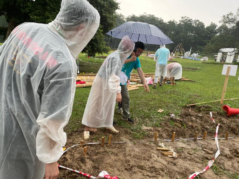 雨中放线确定竖向龙骨的位置.jpg