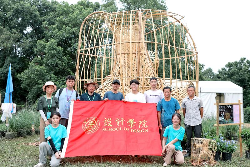 现场搭建师生与建成作品的合影.jpg