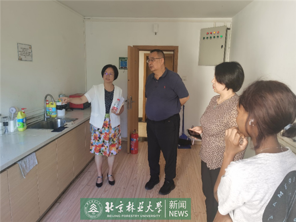 校领导检查国际学院和图书馆开学准备工作