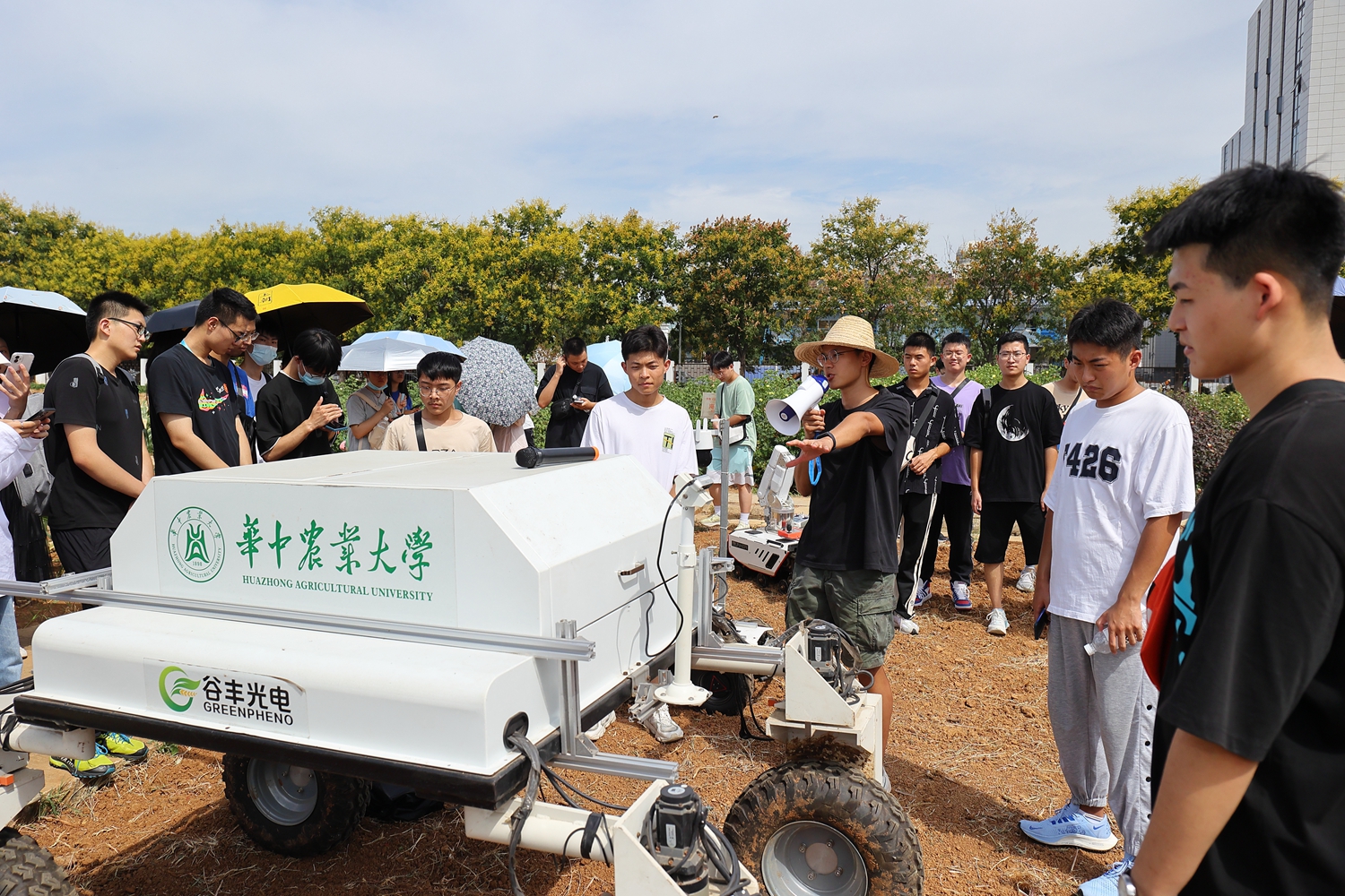 【迎新季】“耕读第一课”：近5000新生校园游学现代农业