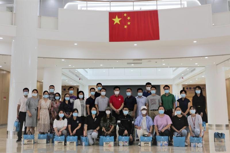 校工会代表慰问学校核酸采样志愿者