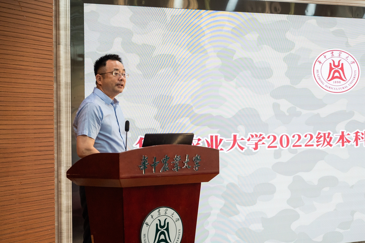 学校举行2022级本科生军训教官见面会