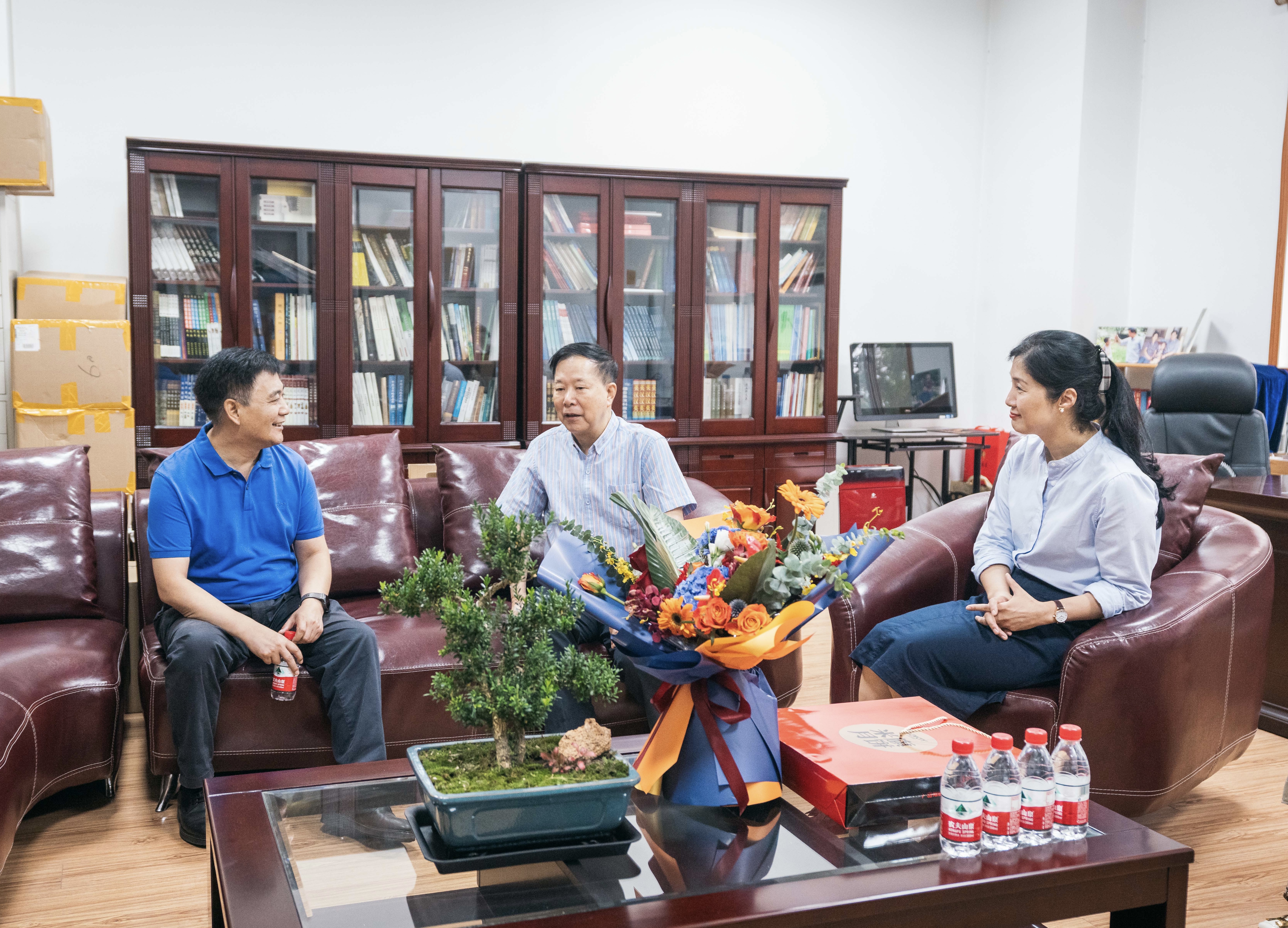 学校领导教师节看望慰问专家学者和在校师生员工