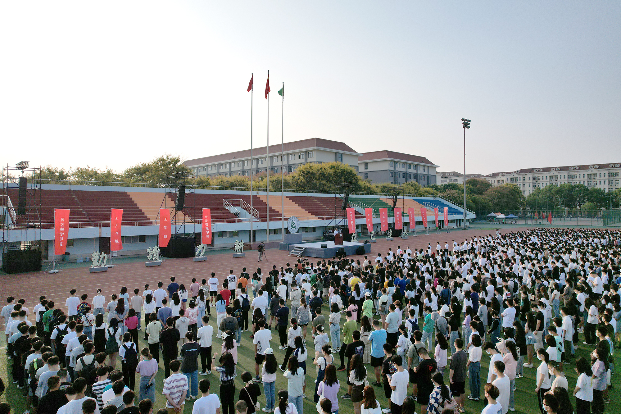 学校举行2022级研究生新生开学典礼