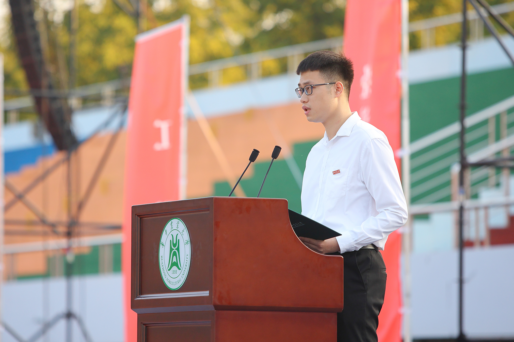 学校举行2022级研究生新生开学典礼