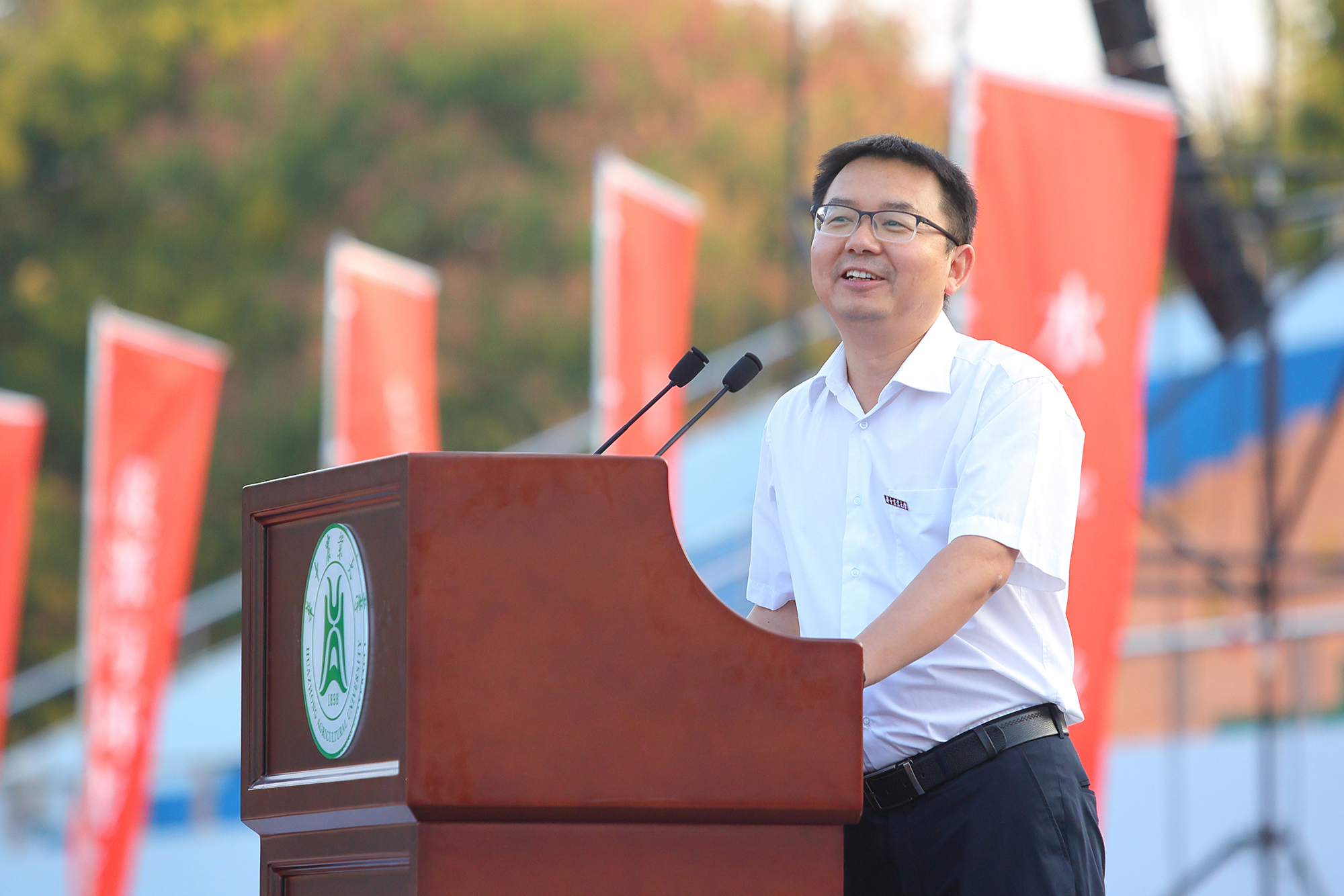学校举行2022级研究生新生开学典礼