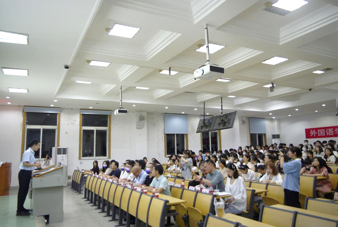 师说徒译，外院用现场交传方式举行本科新生专业见面会