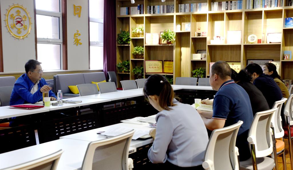 张海峰深入校党委统战部调研指导工作