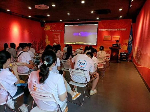 物理科学学院20220306班召开“争做模范带头绽放美丽青春”主题团日活动
