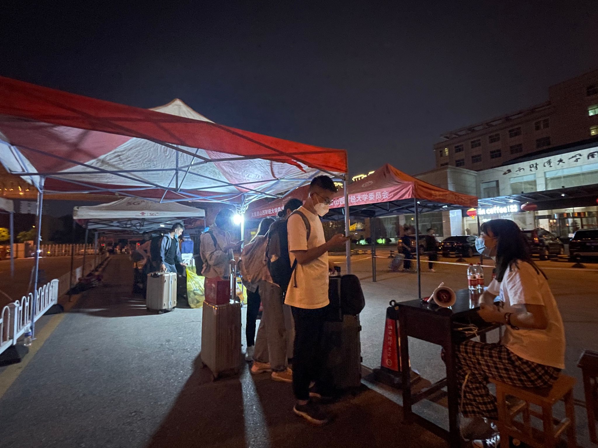 倾心相迎爱在金秋︱星光下的财大“守夜人”