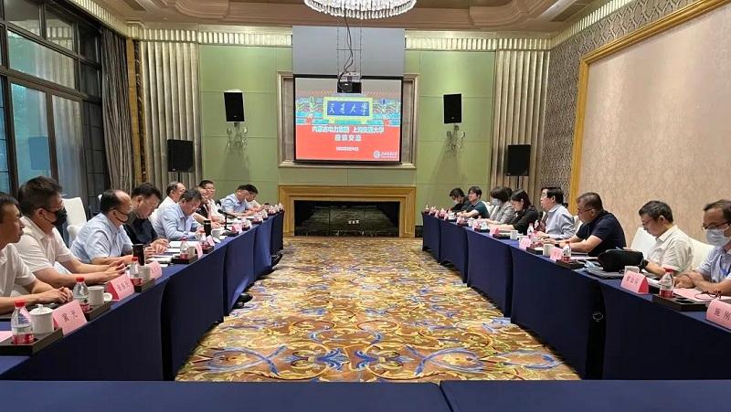 内蒙古电力集团董事长贾振国一行访问上海交通大学