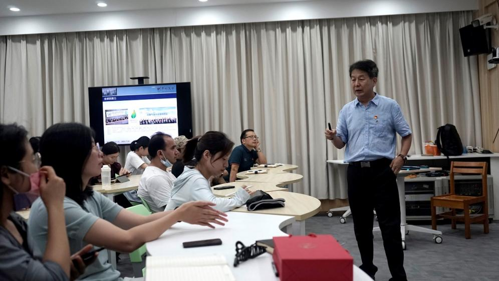 我校为来华留学生们开设“从‘双碳’目标谈人类命运共同体”讲座