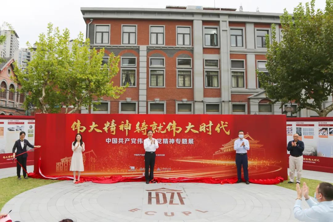 “伟大精神铸就伟大时代”专题展在校开幕