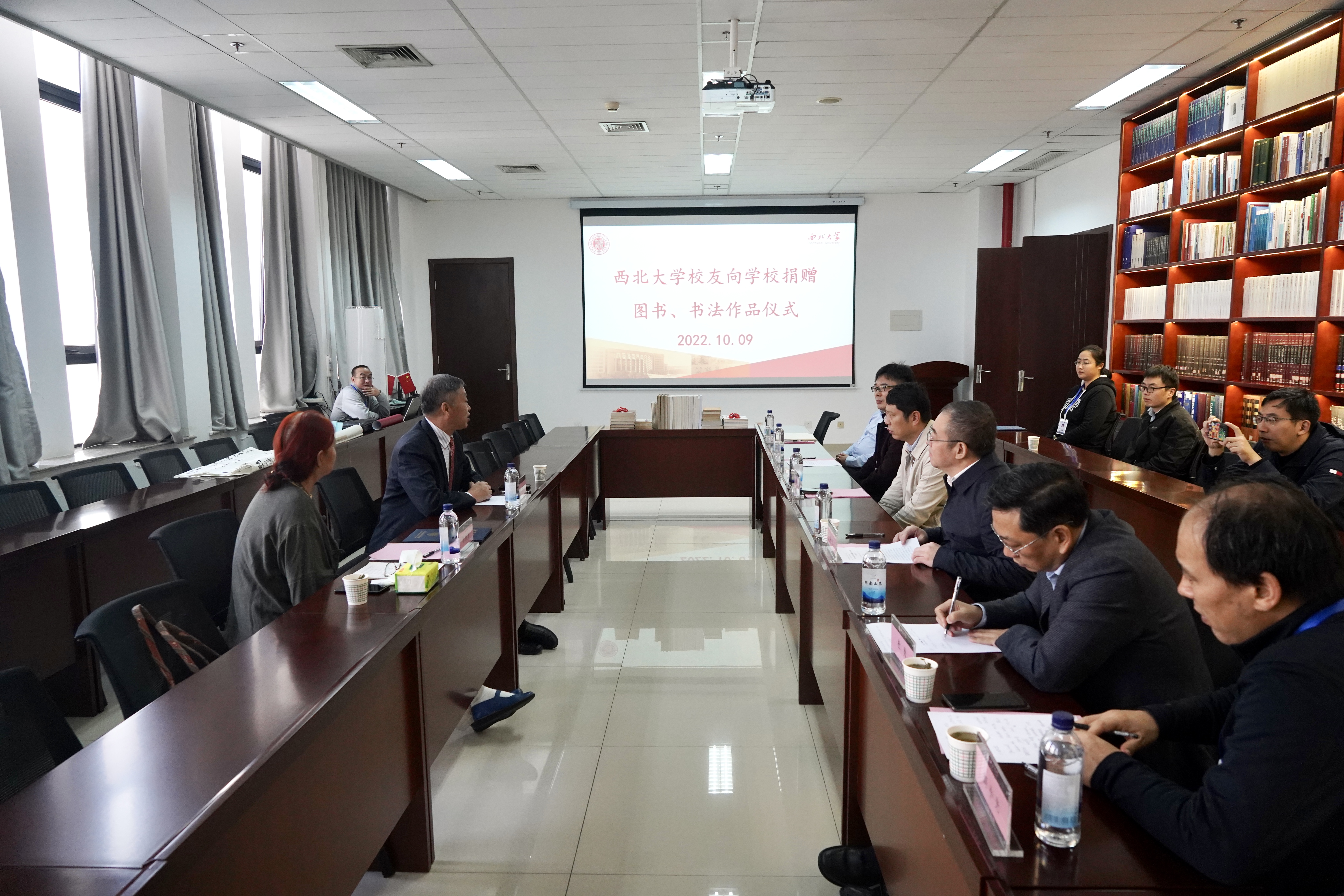 我校校友向学校捐赠图书、书法作品