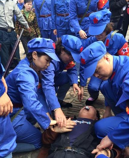 游客癫痫发作倒地抽搐 广东“红军医生”现场急救