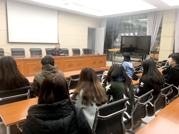 尚法于心 敬畏人间 “法律职业伦理”课程学生赴青浦监狱实践参观