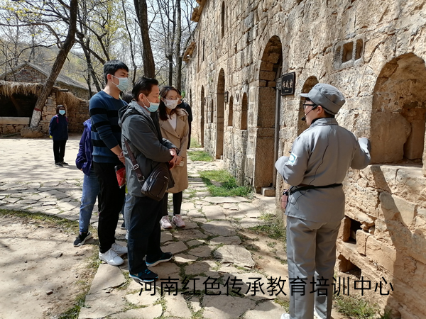 河南某学院赴新密红色教育基地开展一天主题党日活动