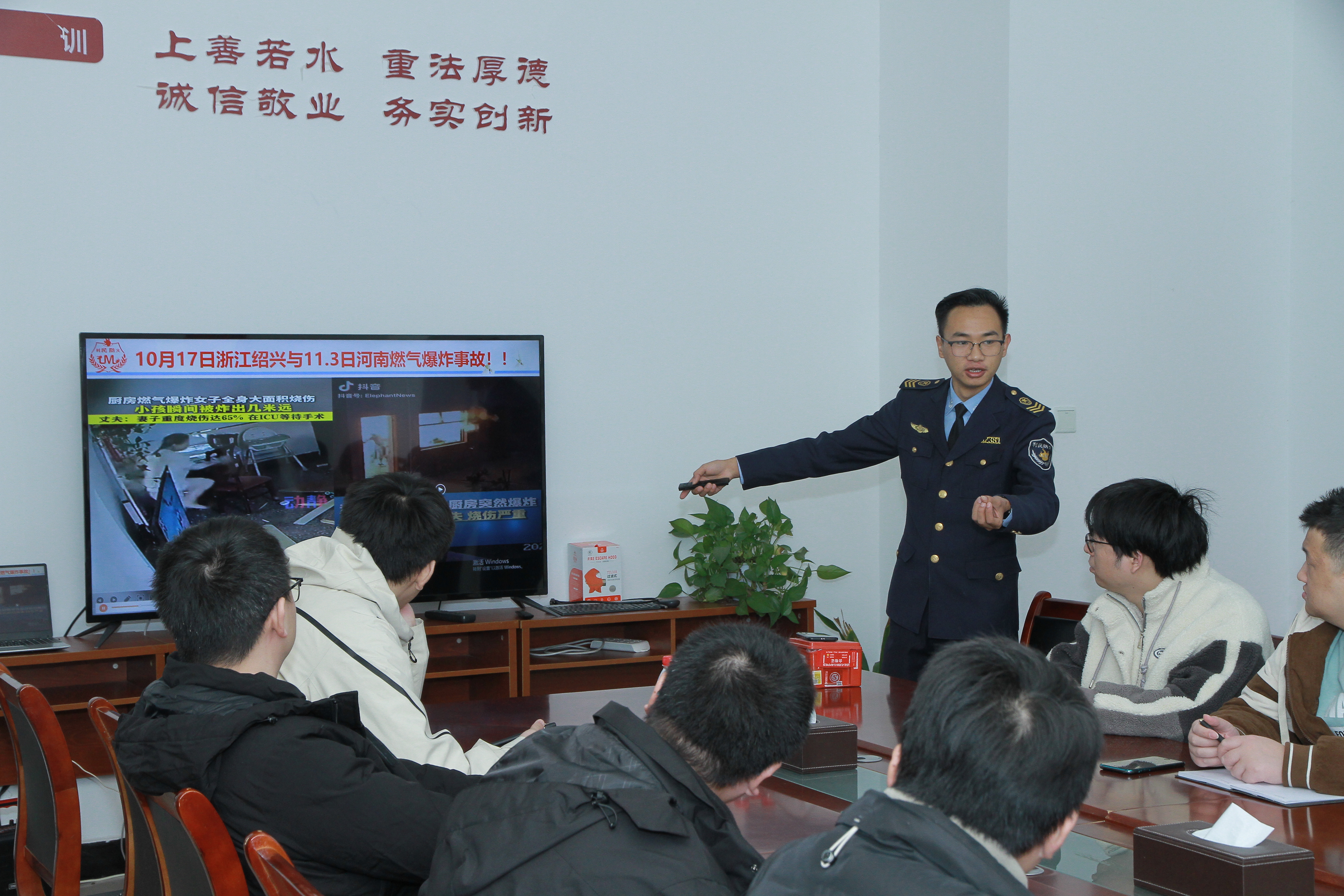 重庆市沙坪坝区法商教育培训学校开展消防安全培训及逃生演练