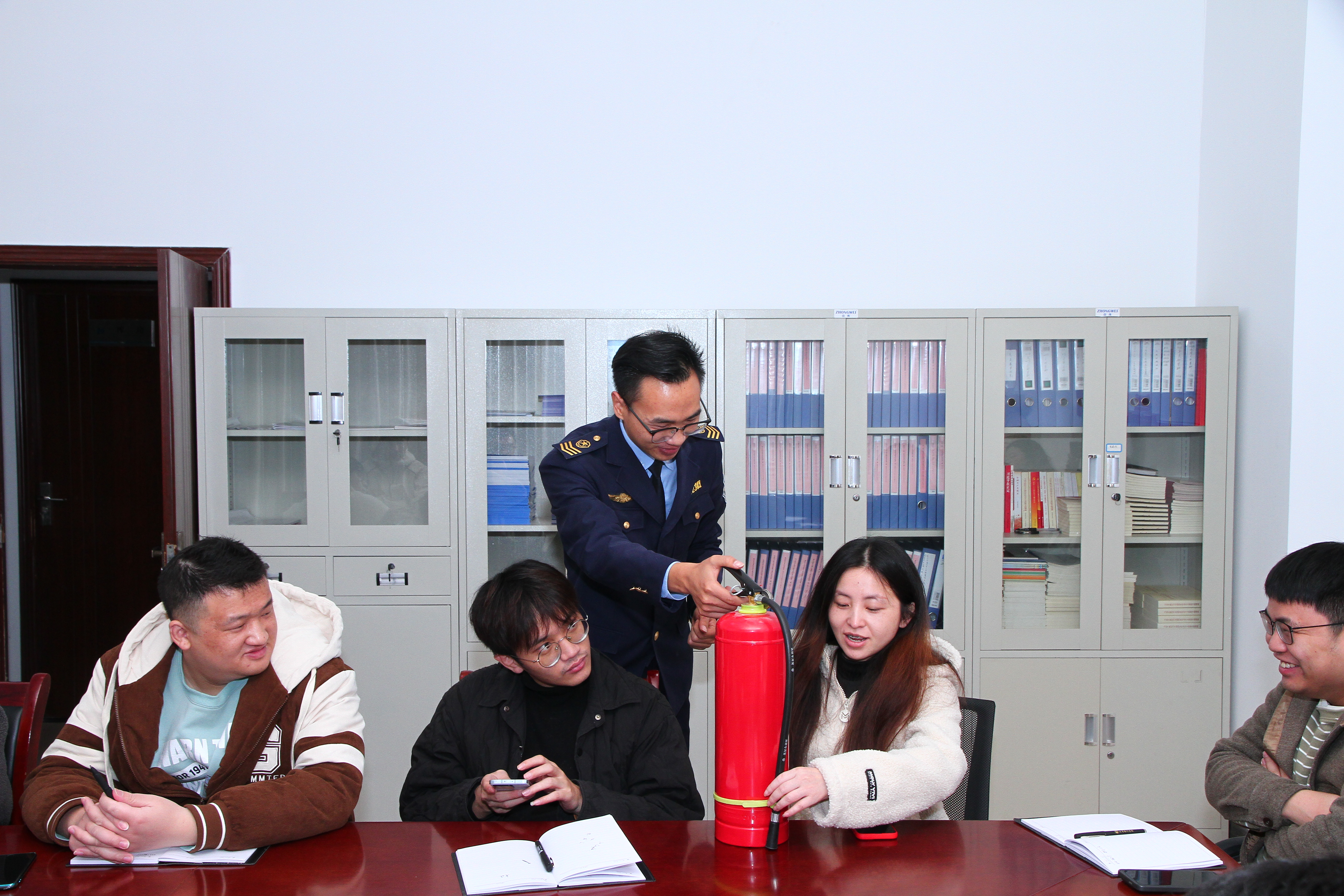 重庆市沙坪坝区法商教育培训学校开展消防安全培训及逃生演练