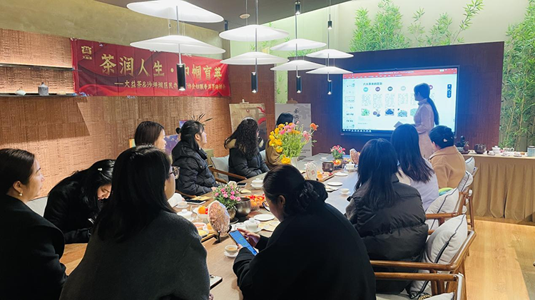 沙坪坝区民办教育协会妇联组织开展三八妇节活动 我校副校长李琴参加并致辞