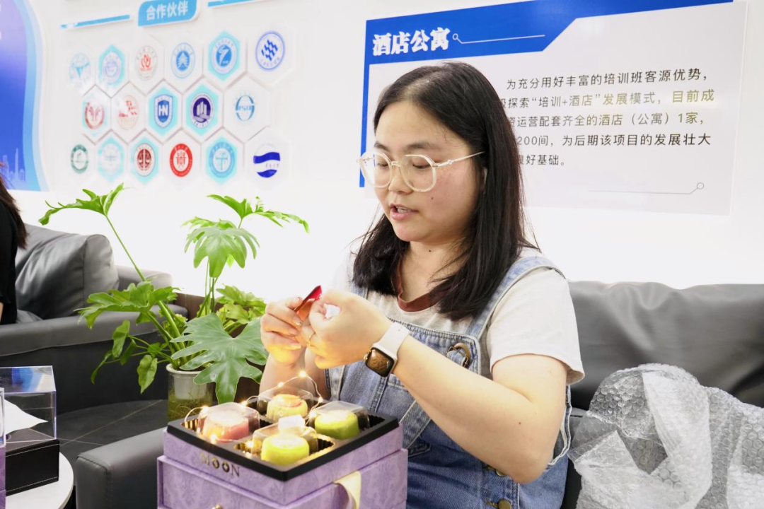 中秋慰问暖人心！重庆法商教育培训学校让员工感受 “家” 的温度