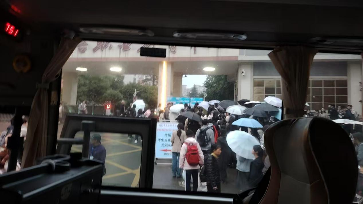 以精细化组织和暖心服务，为考试学子保驾护航 ---重庆文理学院校考送考工作顺利开展