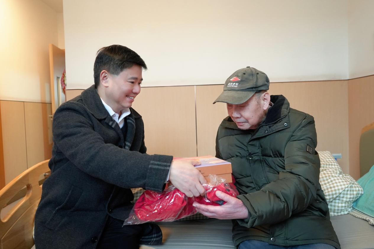 法商善举暖人心 重庆法商学校向国投健康养老机构捐赠爱心衣物