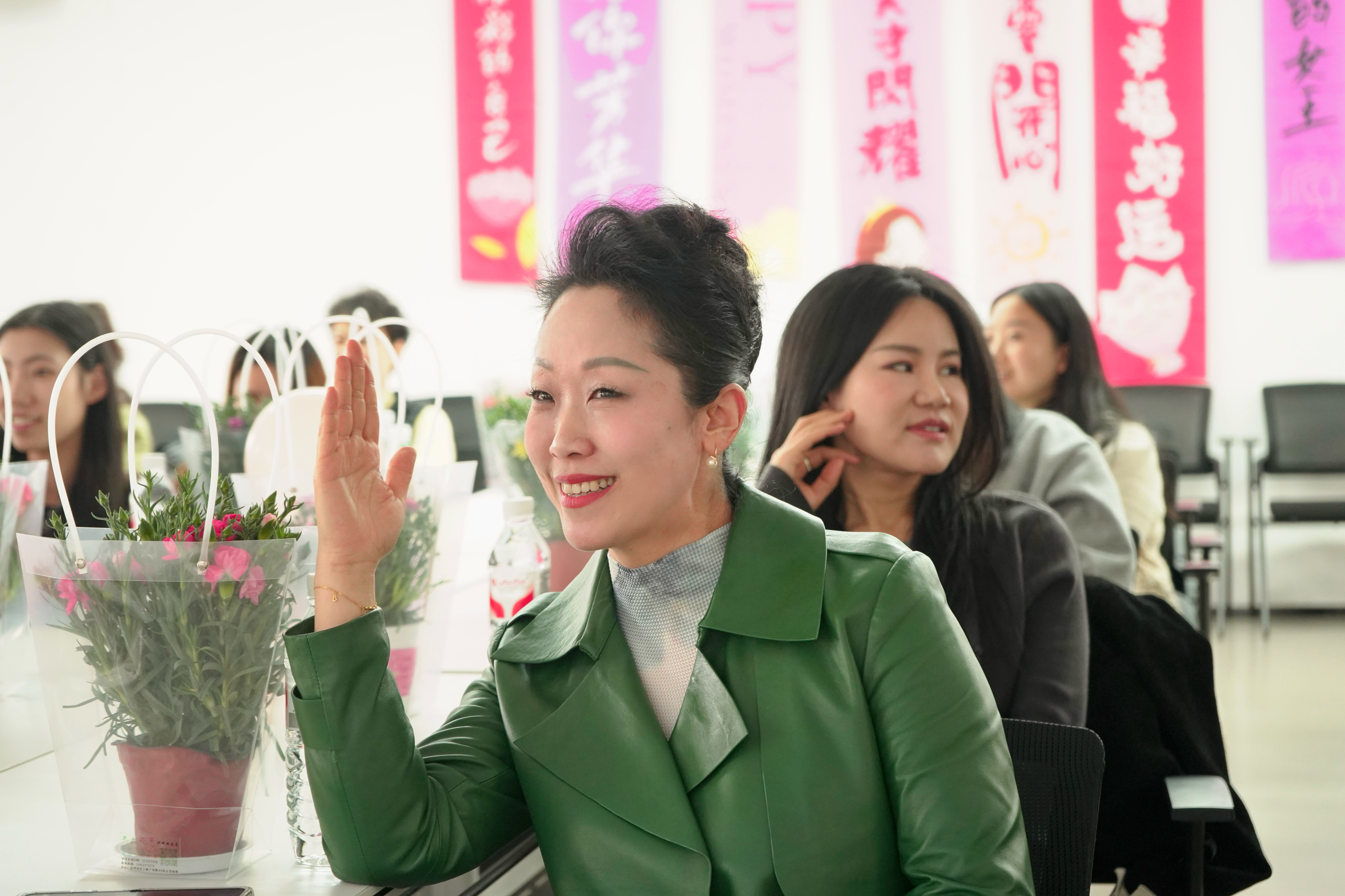 重庆法商学校开展“芳华悦己，自在逐光”三八妇女节女性成长讲座活动