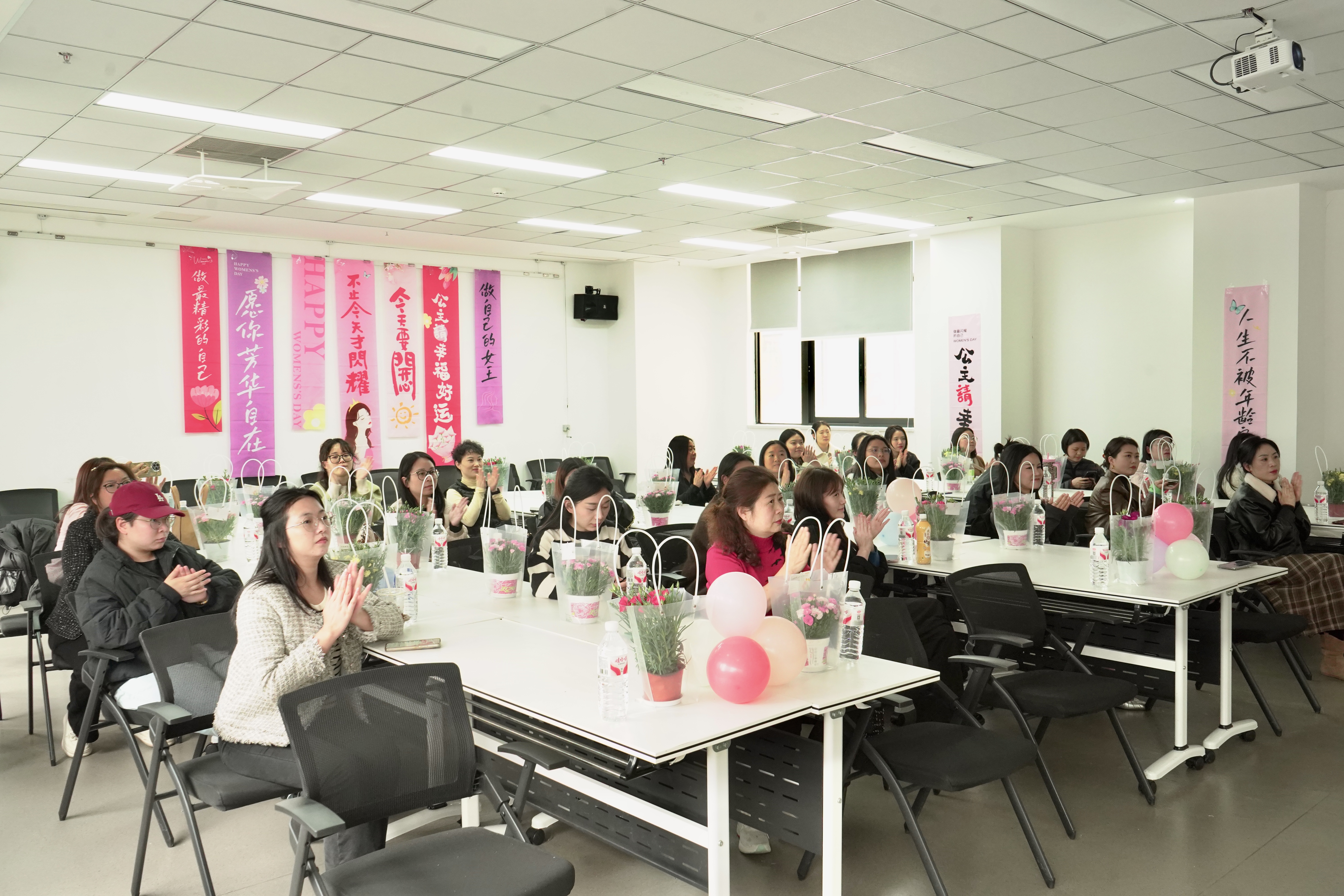 重庆法商学校开展“芳华悦己，自在逐光”三八妇女节女性成长讲座活动