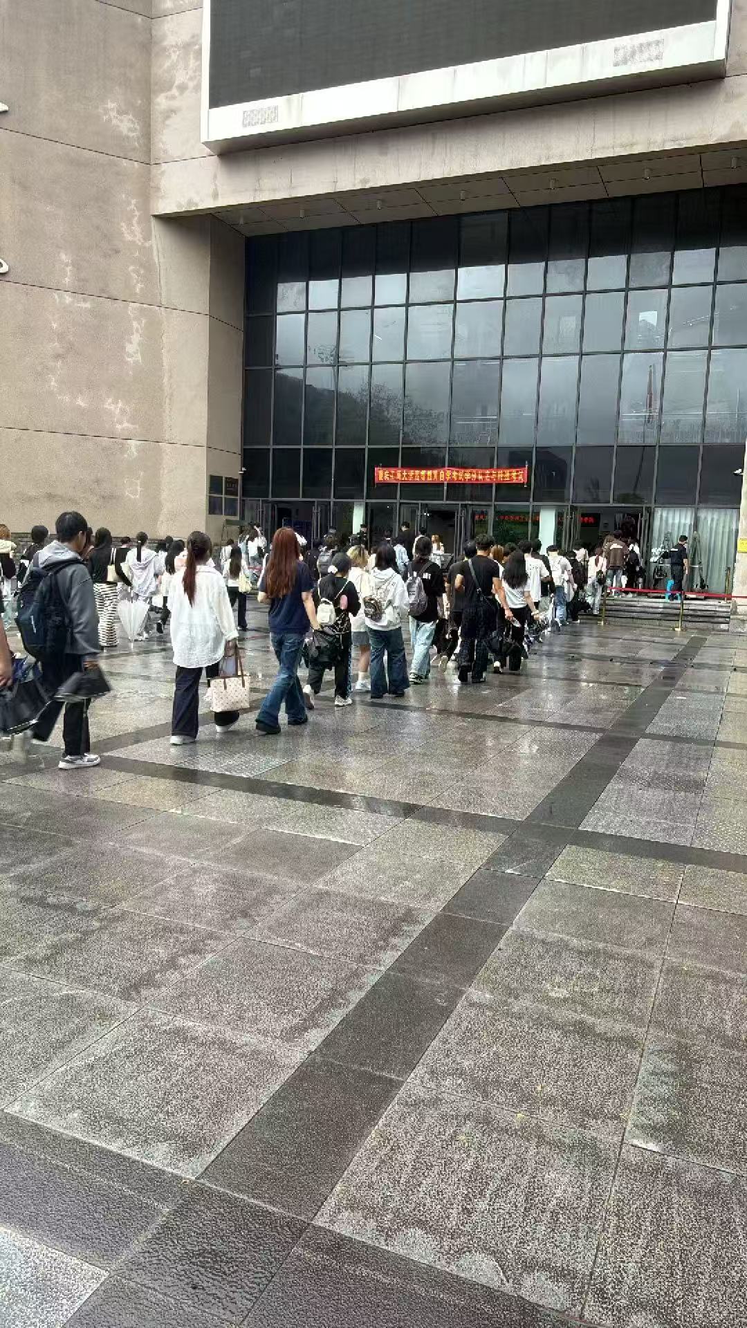 温情送考 为梦护航 重庆法商学校圆满完成重庆工商大学自考校考送考保障工作