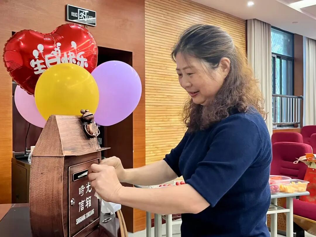 粽享生辰 岁暖同行 重庆法商学校上半年员工生日会温情落幕 粽享生辰 岁暖同行 重庆法商学校上半年员工生日会温情落幕