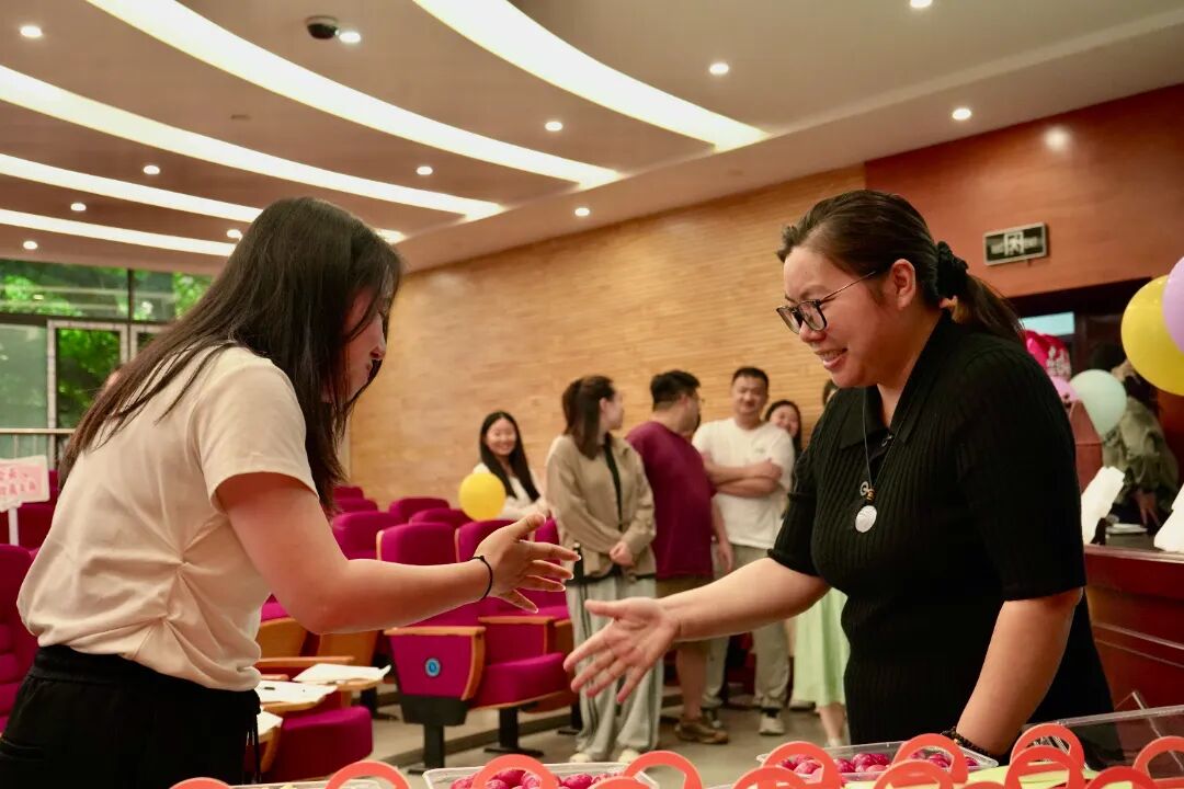 粽享生辰 岁暖同行 重庆法商学校上半年员工生日会温情落幕 粽享生辰 岁暖同行 重庆法商学校上半年员工生日会温情落幕