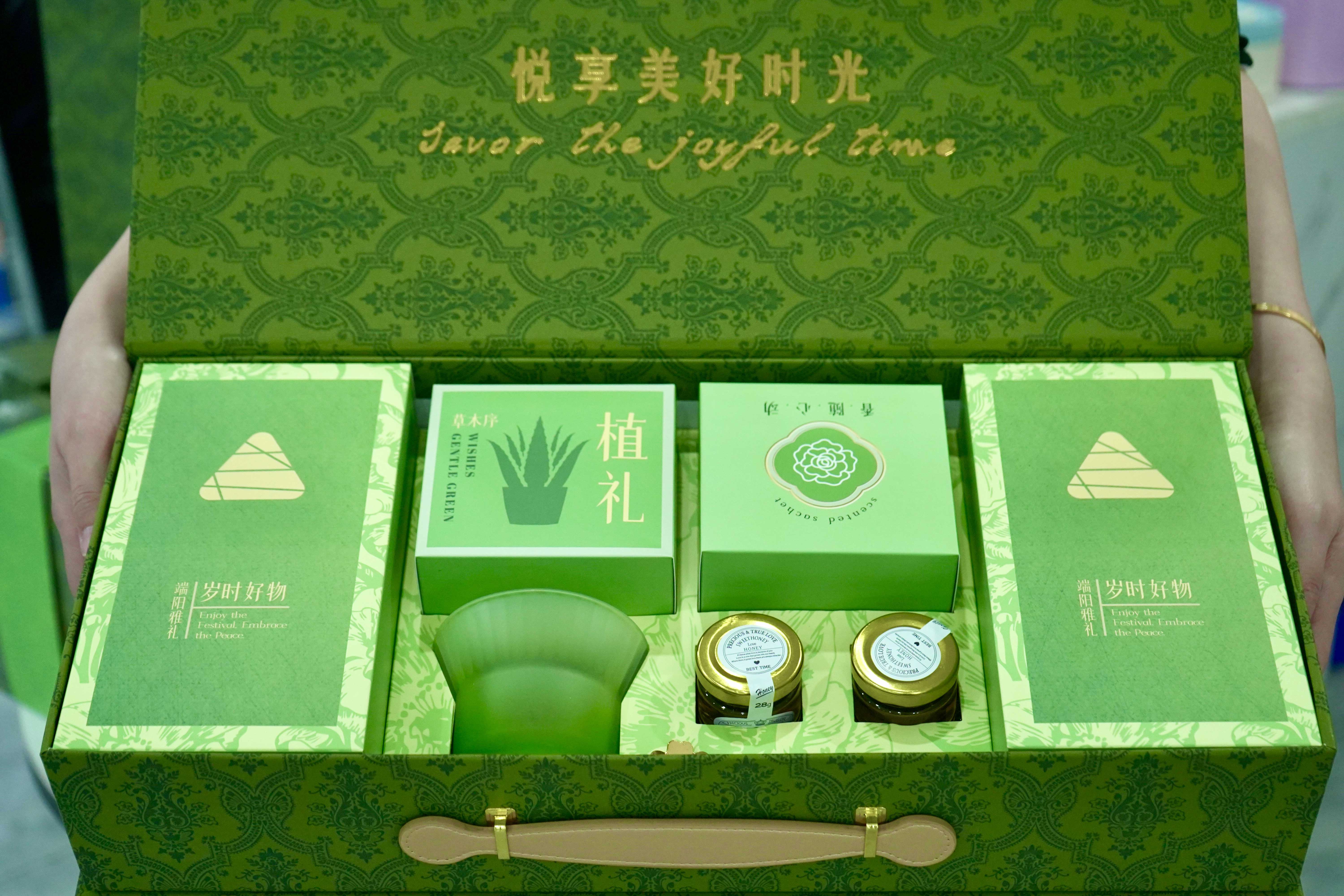 厚植人文关怀 共迎端午佳节 重庆法商学校开展端午送粽子活动 厚植人文关怀 共迎端午佳节 重庆法商学校开展端午送粽子活动