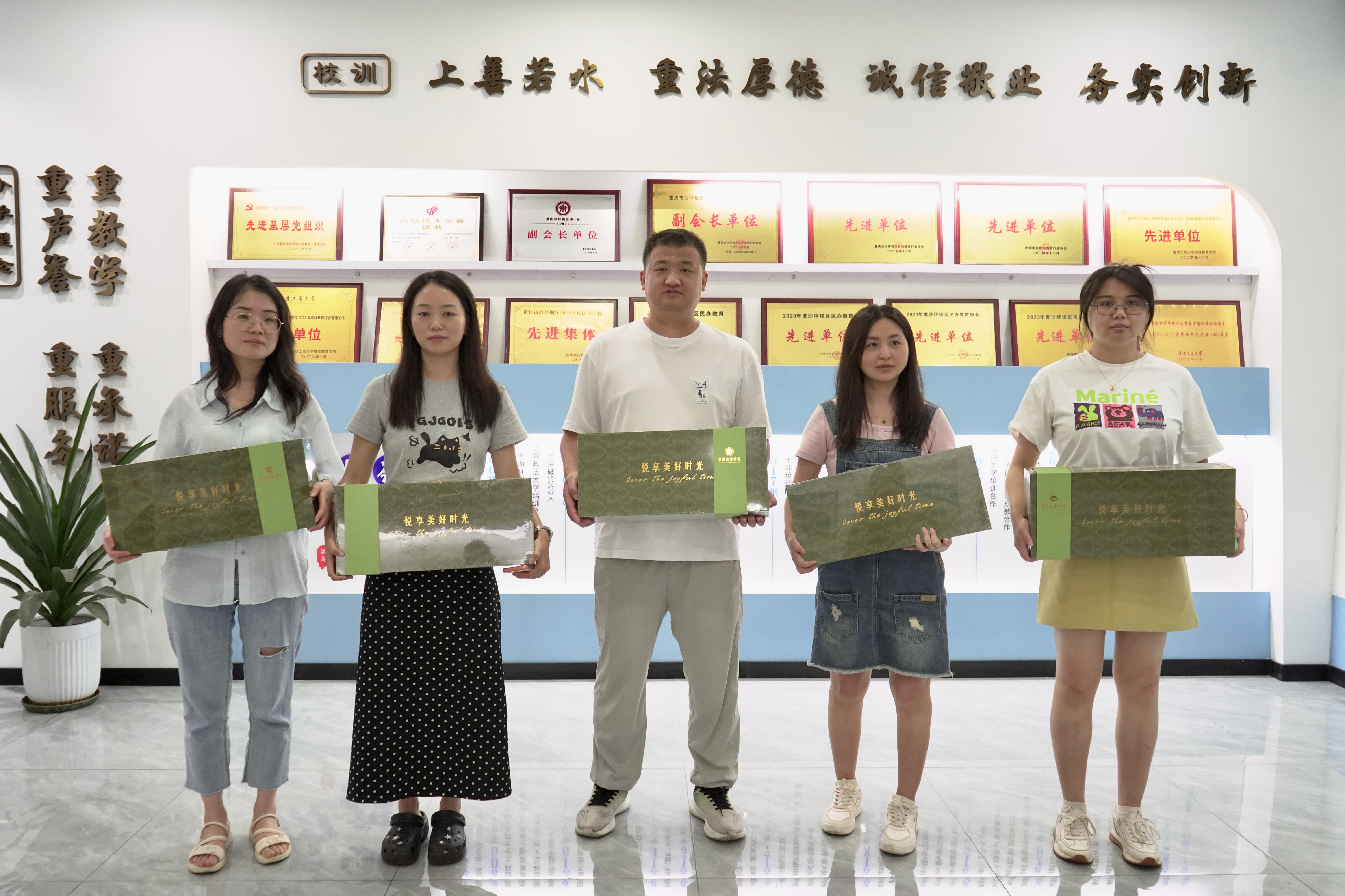 厚植人文关怀 共迎端午佳节 重庆法商学校开展端午送粽子活动 厚植人文关怀 共迎端午佳节 重庆法商学校开展端午送粽子活动