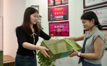 厚植人文关怀 共迎端午佳节 重庆法商学校开展端午送粽子活动