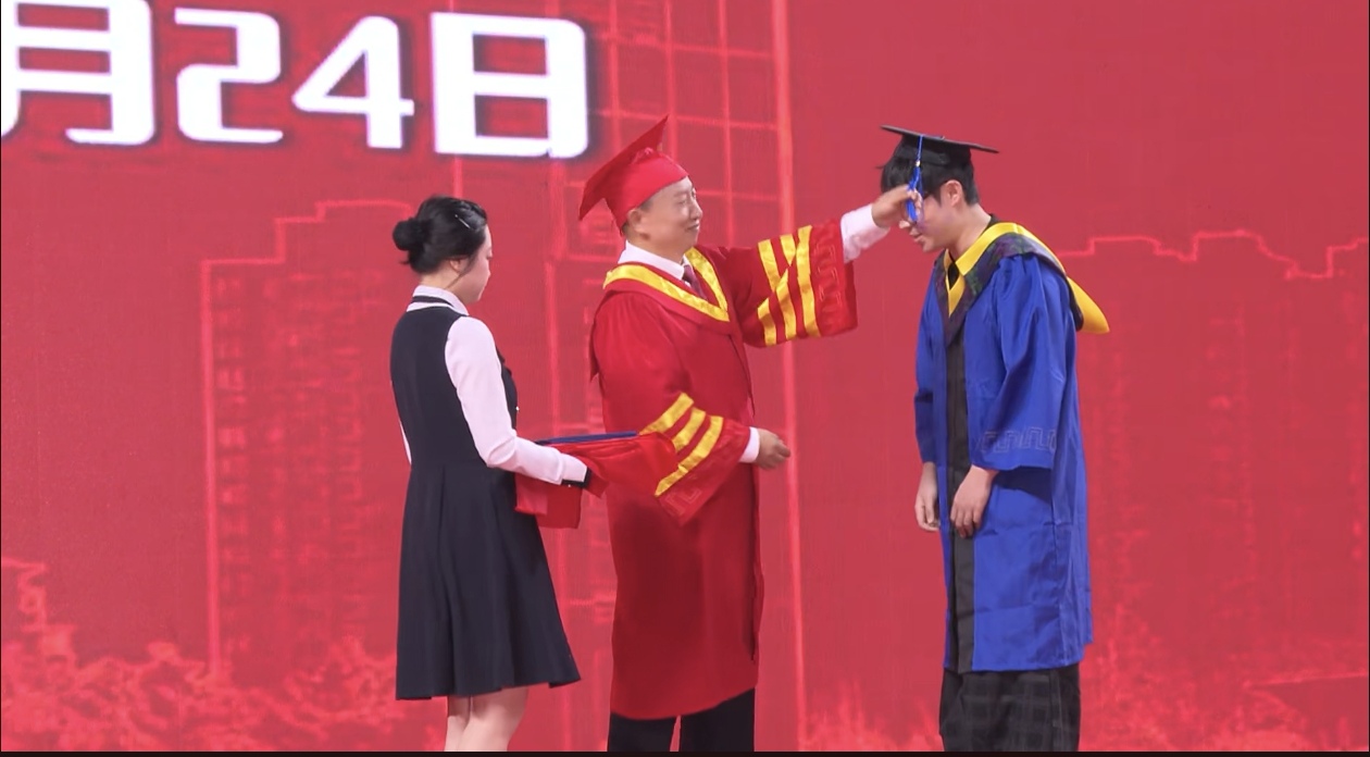 重庆文理学院举行2026届毕业典礼暨学位授予仪式 法商学校受邀参加