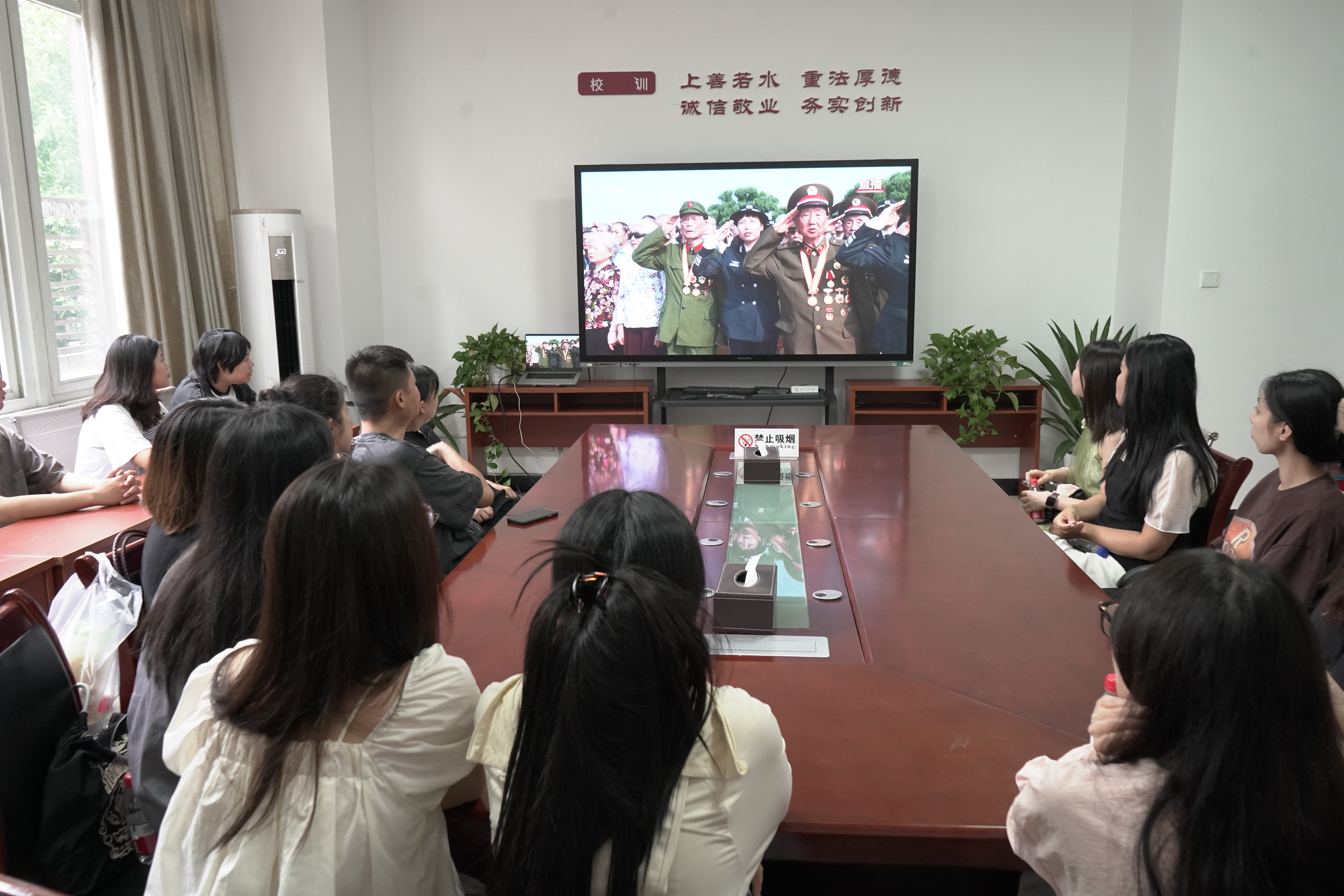 重庆法商教育培训学校组织观看抗战胜利 80周年阅兵直播 凝聚奋进力量